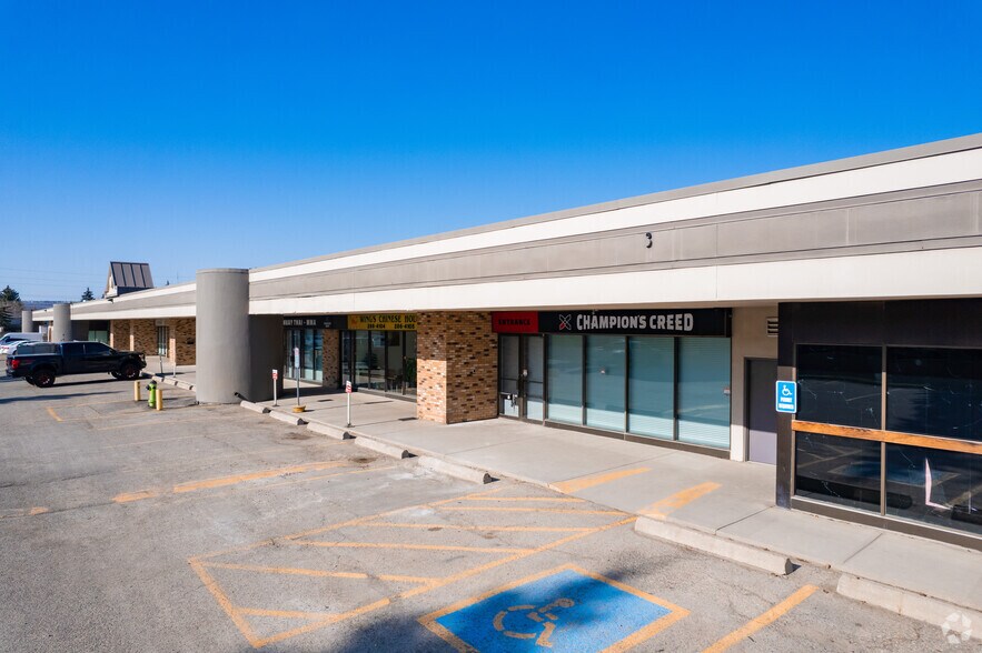 5720 Silver Springs Blvd NW, Calgary, AB à louer - Photo du bâtiment - Image 3 de 7