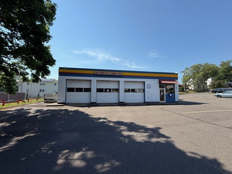 175 Newington Ave, New Britain, CT à vendre - Photo du bâtiment - Image 2 de 11