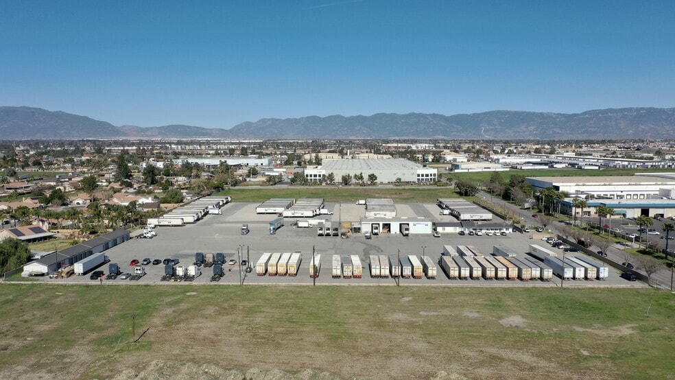 2586 S Lilac Ave, Bloomington, CA à louer - Photo du bâtiment - Image 2 de 3