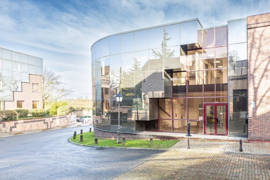 99 Rue Pereire, Saint-Germain-en-Laye for lease - Building Photo - Image 1 of 6