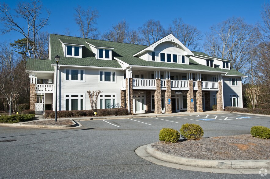 599 W Crossville Rd, Roswell, GA for lease - Primary Photo - Image 1 of 11