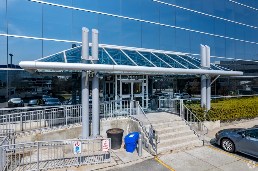 7111 Syntex Dr, Mississauga, ON à louer - Photo du bâtiment - Image 3 de 6