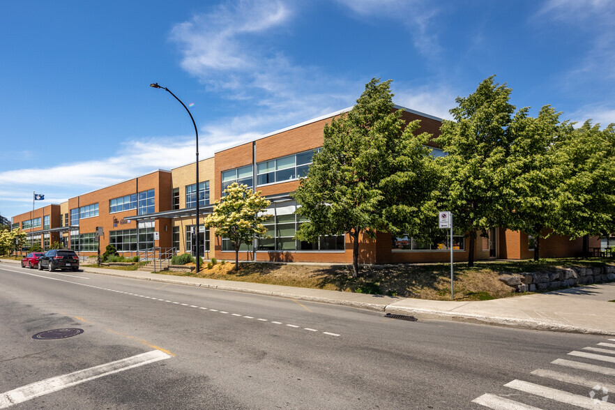 4801-4807 St Molson, Montréal, QC à louer - Photo du bâtiment - Image 2 de 10