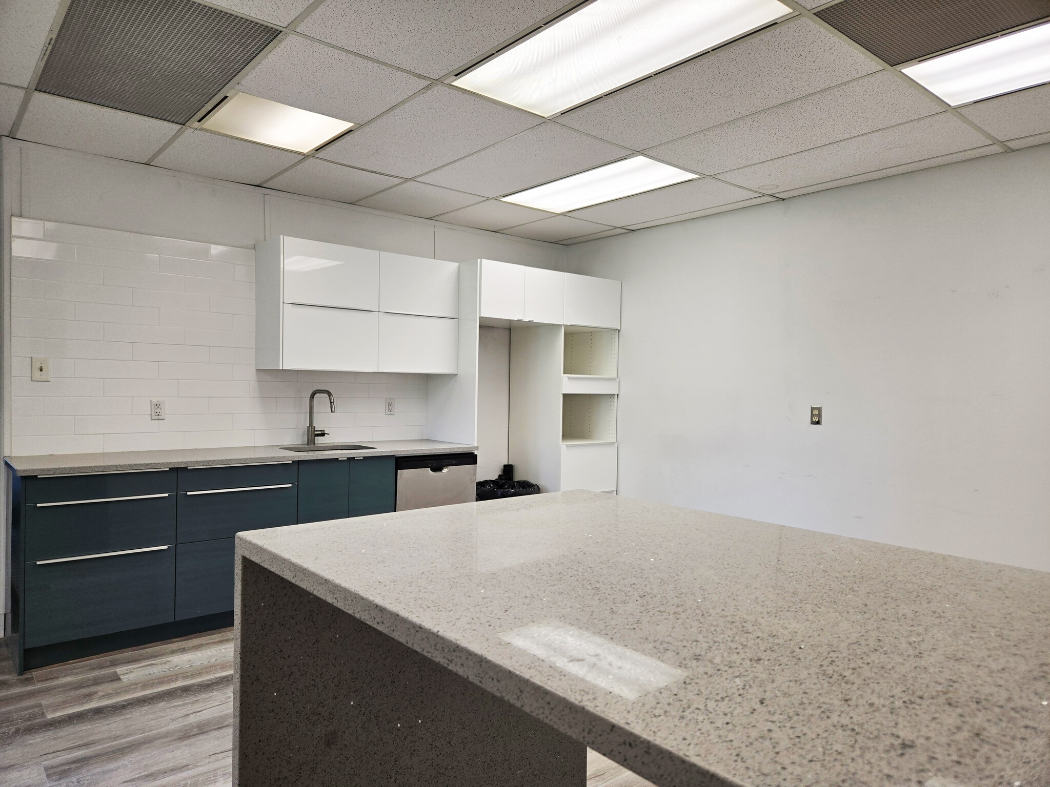 1680-1690 Woodward Dr, Ottawa, ON for lease Building Photo- Image 1 of 1