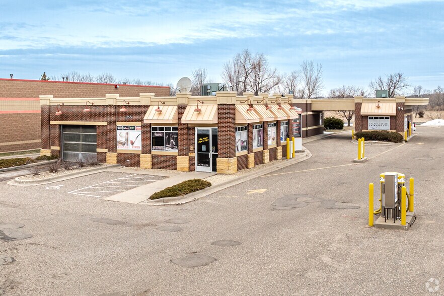 955 W Broadway Ave, Forest Lake, MN à louer - Photo du bâtiment - Image 2 de 8