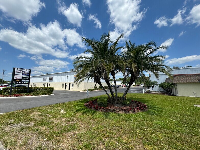 5555 W Linebaugh Ave, Tampa, FL à louer - Photo du bâtiment - Image 2 de 8