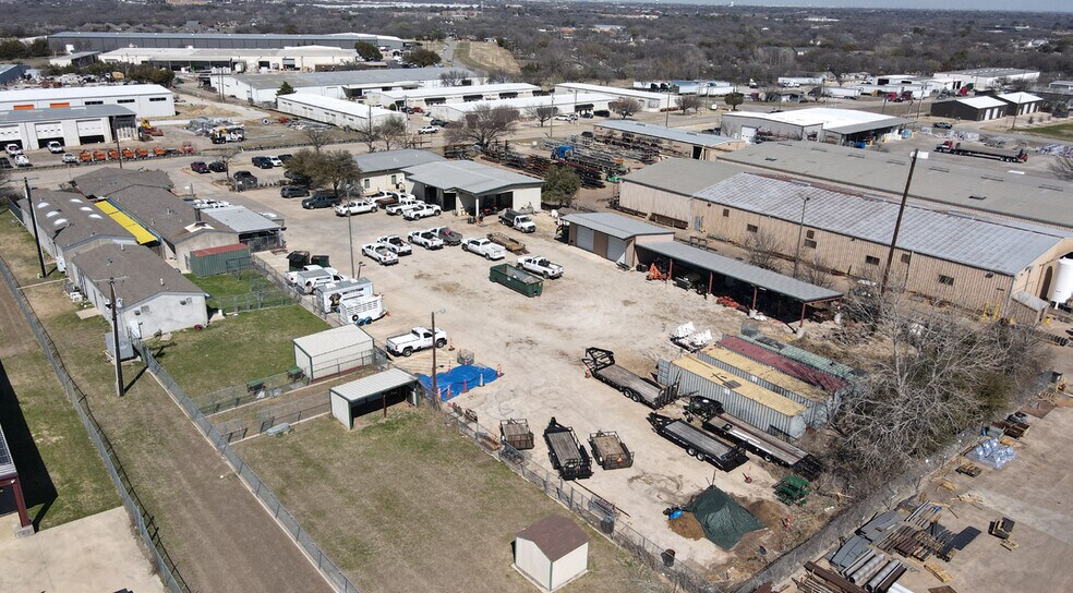 405 Industrial Blvd, Mansfield, TX à louer - Photo du bâtiment - Image 3 de 6