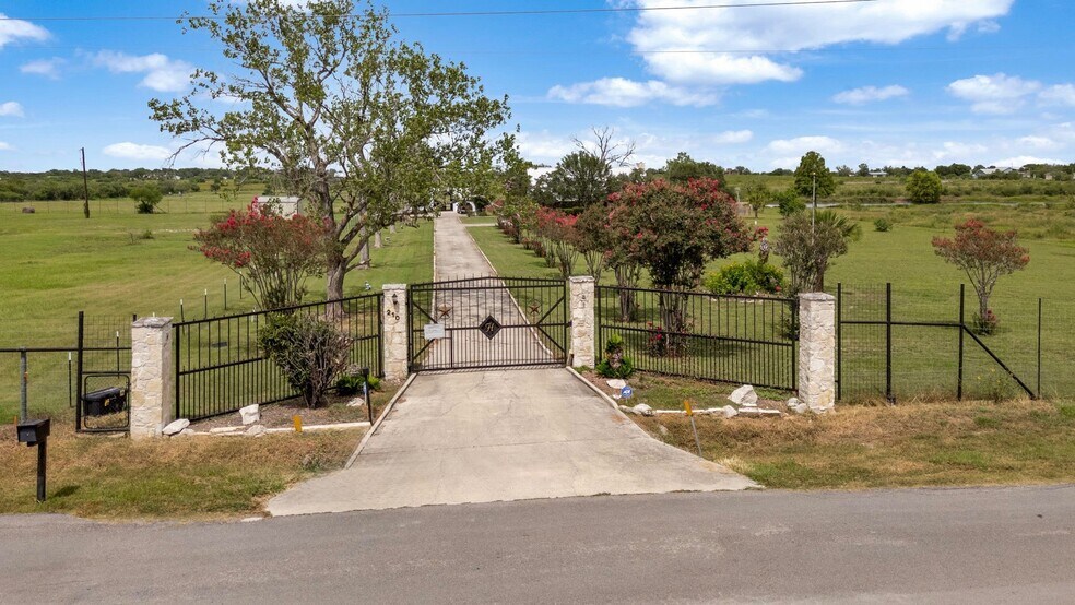 210 Tolle Rd, Cibolo, TX à vendre - Photo du bâtiment - Image 1 de 62