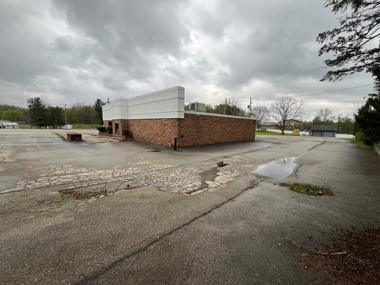 1306 Memorial Blvd, Connellsville, PA à louer - Photo du bâtiment - Image 3 de 11