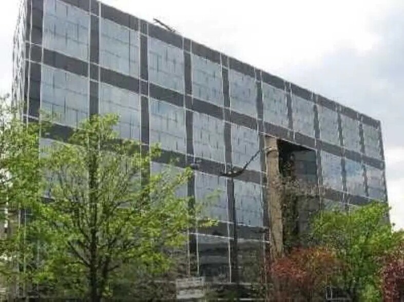 104 Avenue Albert 1Er, Rueil-Malmaison à louer - Photo du bâtiment - Image 2 de 8