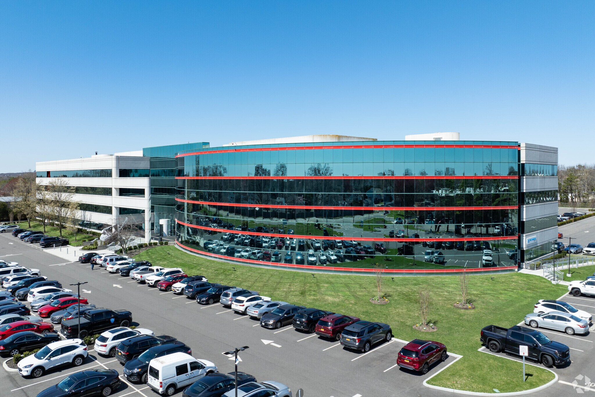 150 Motor Pkwy, Hauppauge, NY à louer Photo du bâtiment- Image 1 de 23