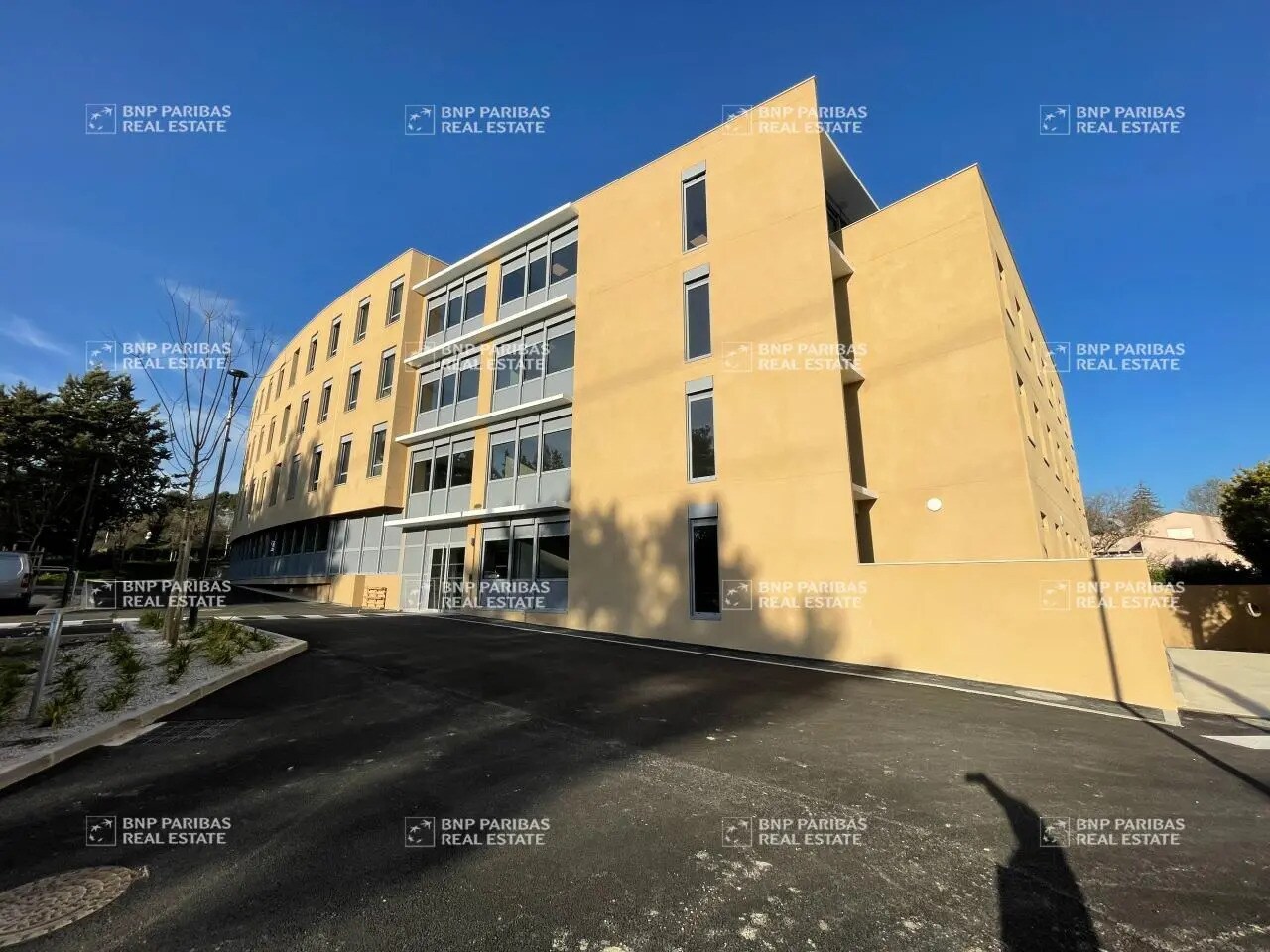 Office in Aix-en-Provence for sale Primary Photo- Image 1 of 12
