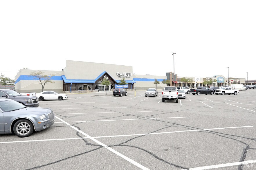 13821-13995 Hall Rd, Shelby Township, MI à louer - Photo du bâtiment - Image 3 de 8