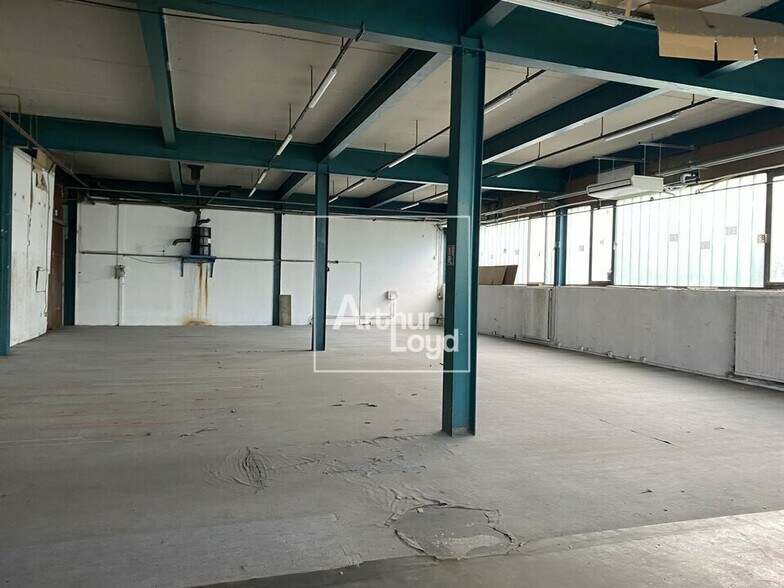 Flex in Ris-Orangis for lease - Interior Photo - Image 2 of 6