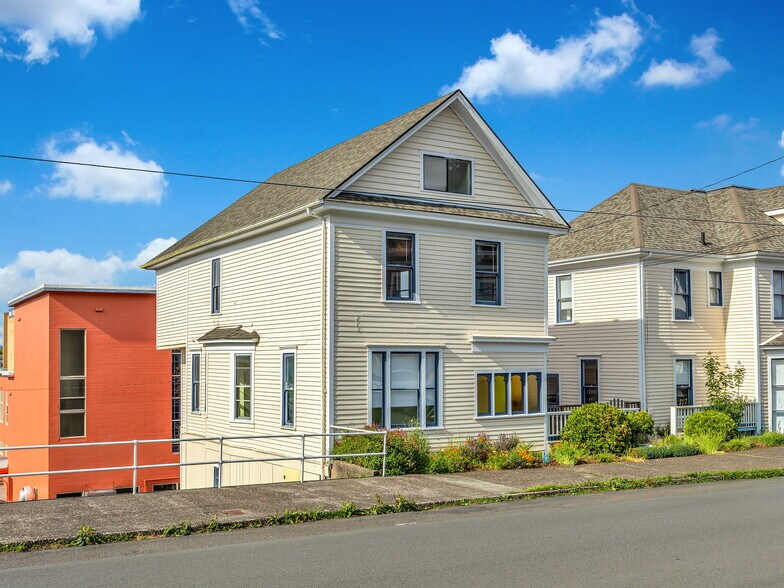 1178 Franklin Ave, Astoria, OR à vendre - Photo du bâtiment - Image 2 de 45