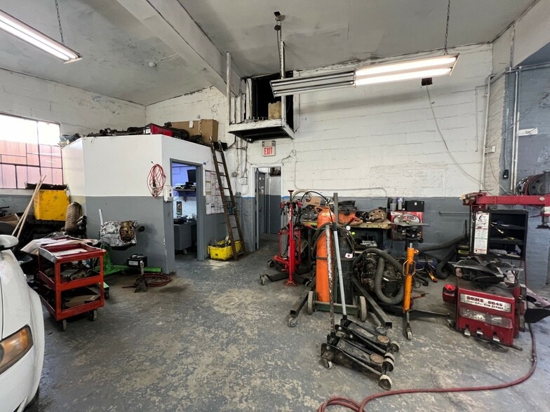 2 Valley Place, Larchmont, NY for sale - Interior Photo - Image 3 of 4