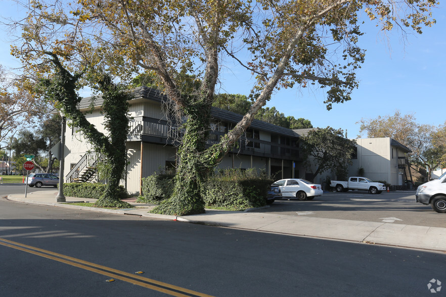 205-215 W 1st St, Tustin, CA for lease - Building Photo - Image 2 of 3