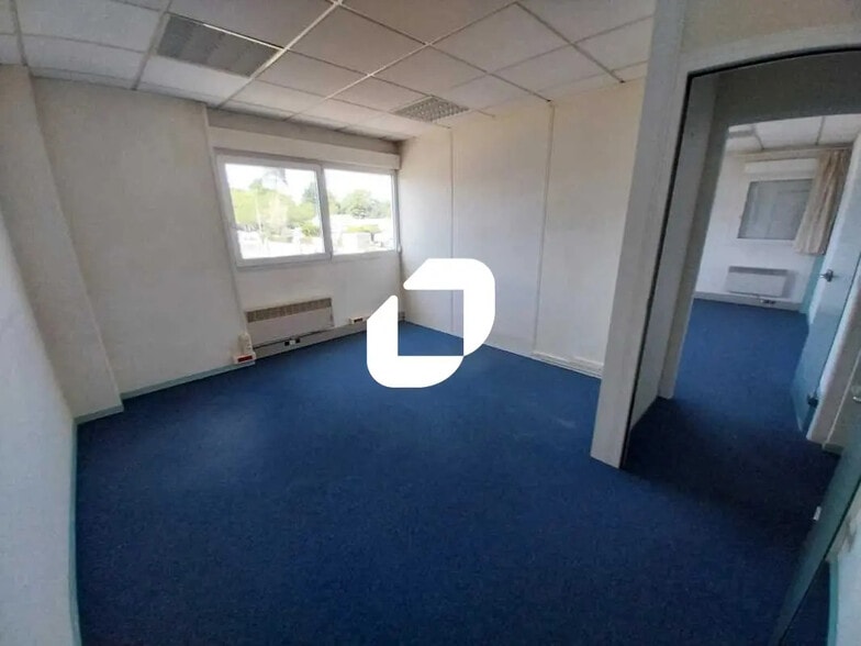 Office in Eysines for lease - Interior Photo - Image 2 of 10