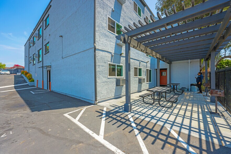 4999 Sterling Ct, San Diego, CA à vendre - Photo du bâtiment - Image 3 de 17