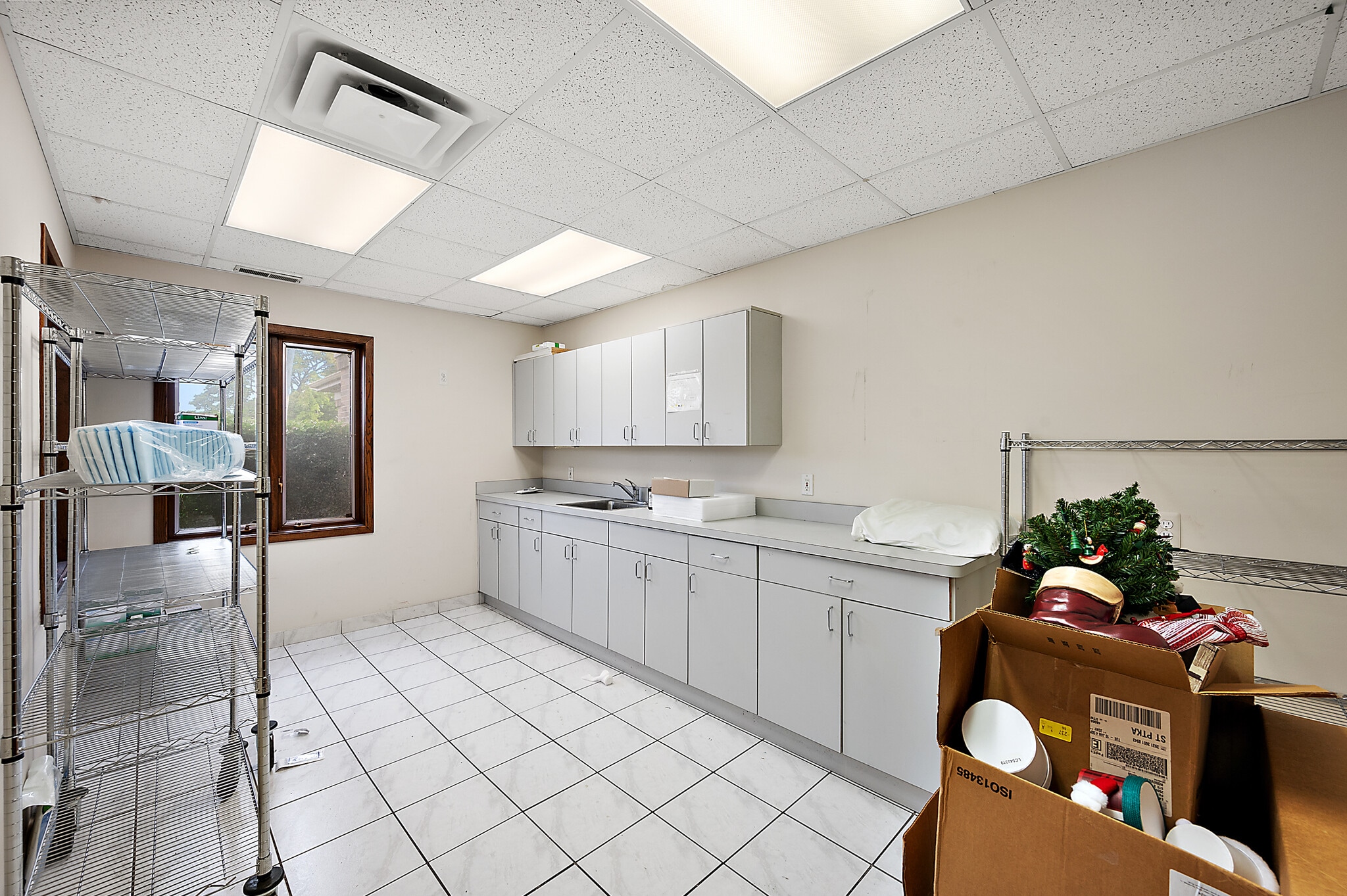 25990 Kelly Rd, Roseville, MI for lease Interior Photo- Image 1 of 10