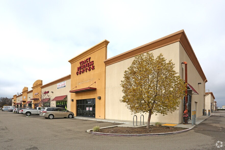 470 W Larch Rd, Tracy, CA à vendre - Photo du bâtiment - Image 2 de 28