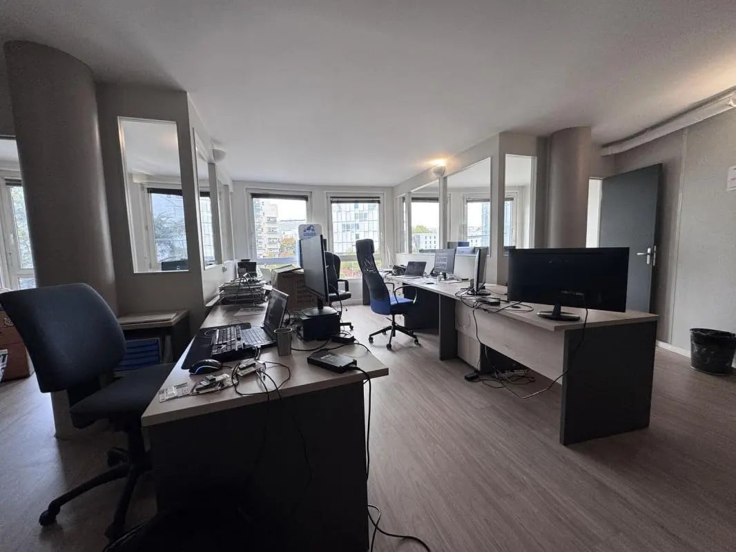 Office in Montreuil for sale Building Photo- Image 1 of 16