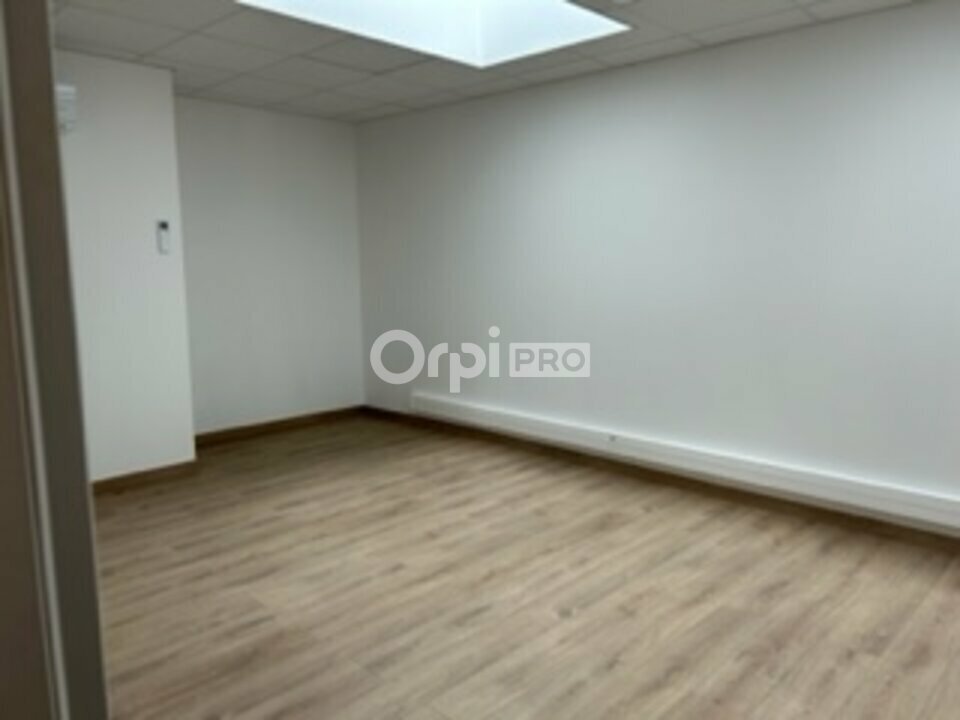 Office in Civrieux for lease Interior Photo- Image 1 of 5
