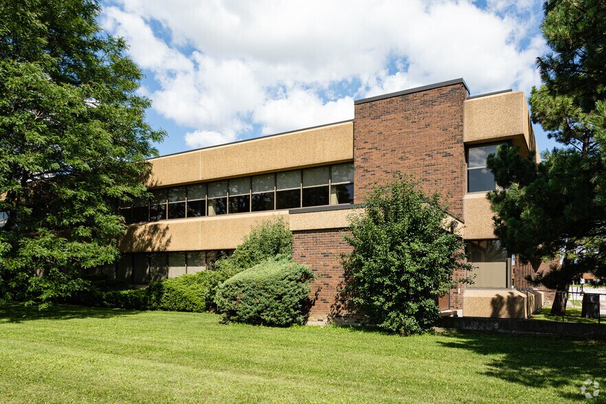 165 Attwell Dr, Toronto, ON à louer - Photo du bâtiment - Image 3 de 3
