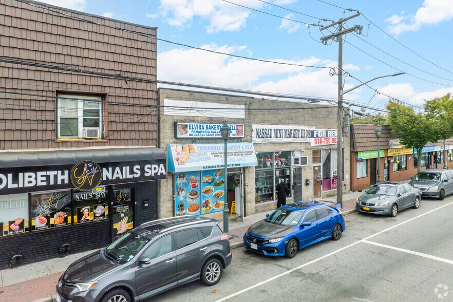 247 Nassau Rd, Roosevelt, NY à louer - Photo du bâtiment - Image 2 de 4