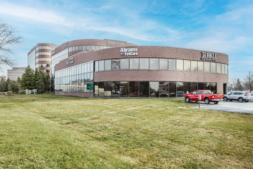 11455 N Meridian St, Carmel, IN à louer - Photo du bâtiment - Image 1 de 8