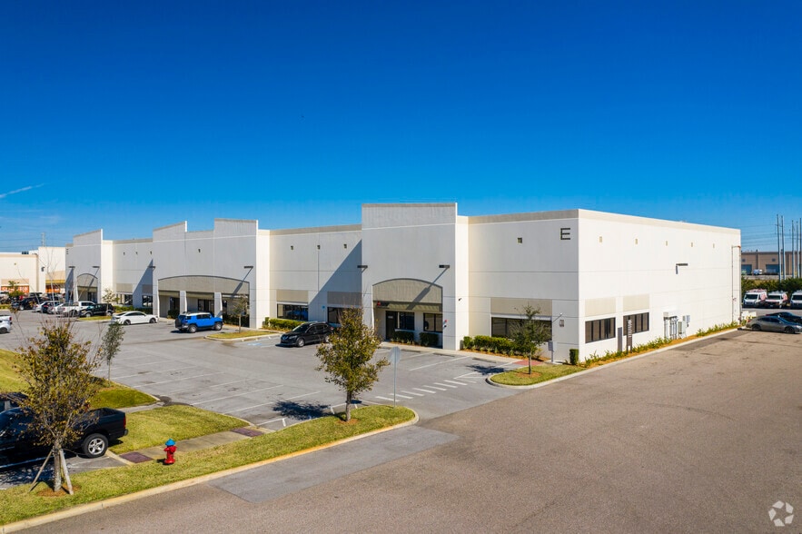 4570-4582 Eagle Falls Pl, Tampa, FL à louer - Photo du bâtiment - Image 1 de 6