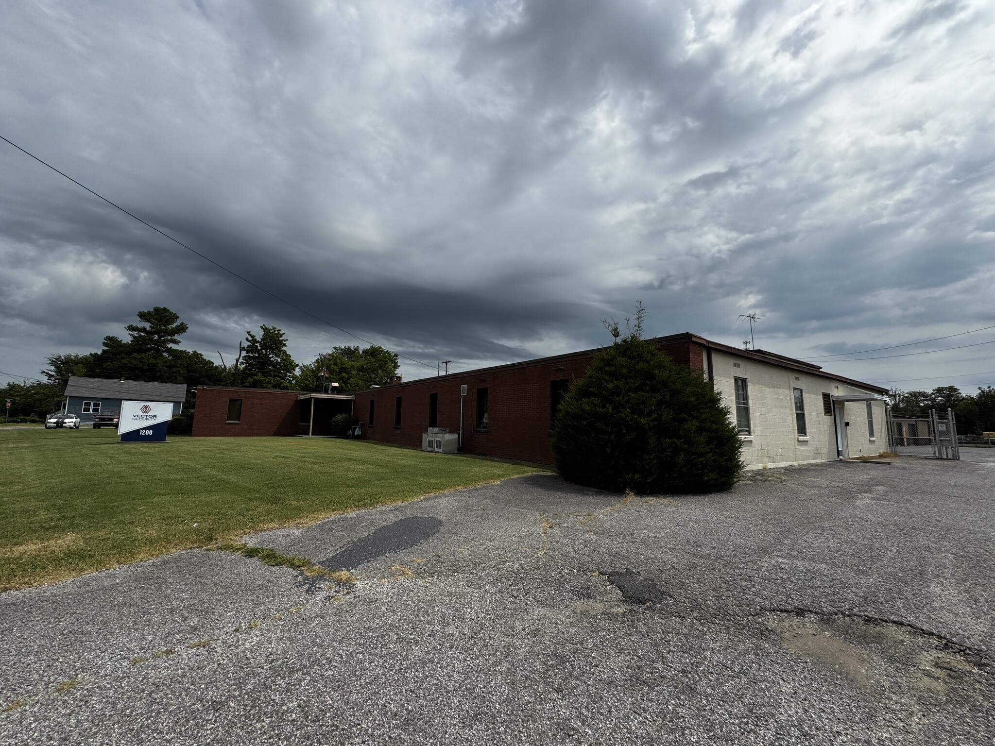 1200 Old Mayfield Rd, Paducah, KY for lease Building Photo- Image 1 of 3