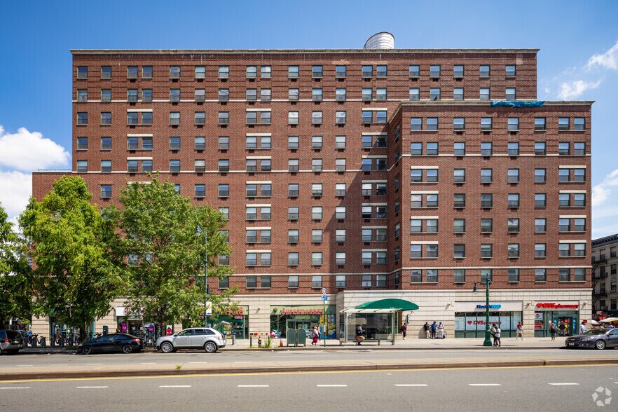 142 Malcolm X Blvd, New York, NY à louer - Photo du bâtiment - Image 2 de 11