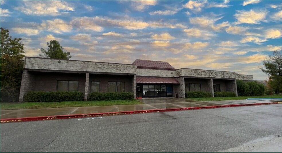 1101 Twin View Blvd, Redding, CA à vendre - Photo du bâtiment - Image 2 de 30