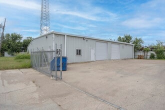 6361 Singleton Blvd, Dallas, TX for lease Interior Photo- Image 2 of 12