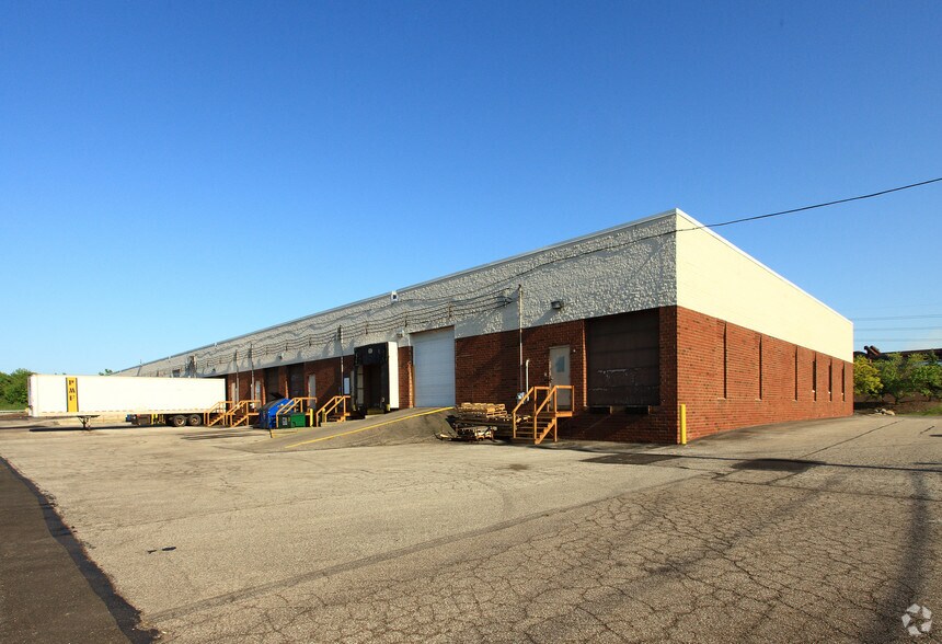 21550-2160 Alexander Rd, Oakwood Village, OH for lease - Building Photo - Image 2 of 8
