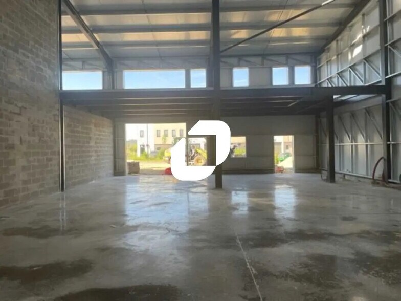 Local d'activités dans Ennery à vendre - Photo du bâtiment - Image 3 de 10