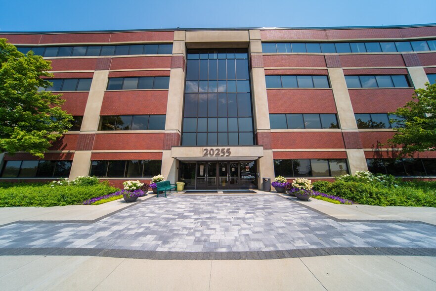 20255 Victor Pky, Livonia, MI à vendre - Photo du bâtiment - Image 2 de 25