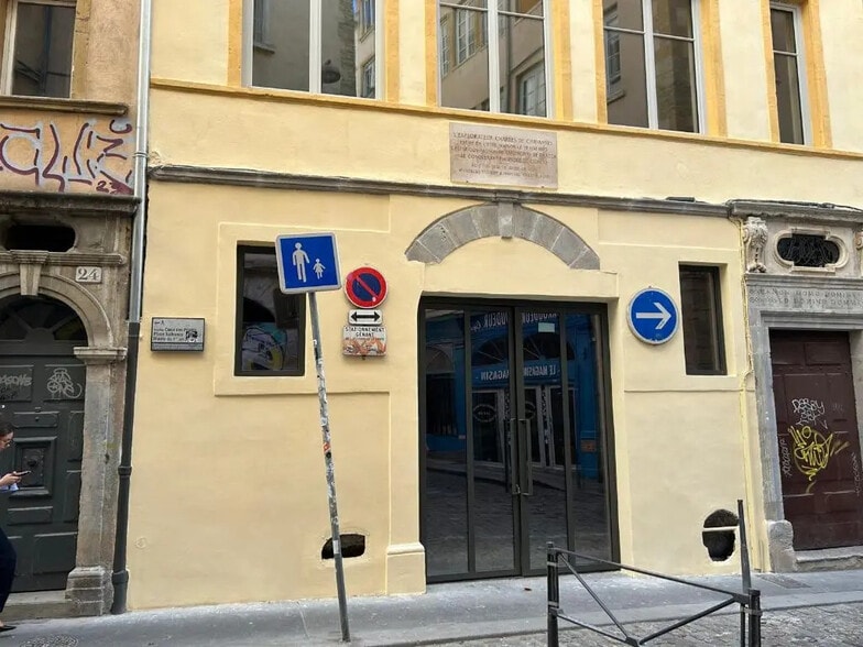 Office in Lyon for lease - Building Photo - Image 2 of 3