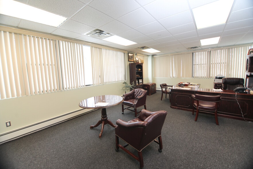 8 Revolutionary Rd, Ossining, NY for lease - Interior Photo - Image 2 of 45
