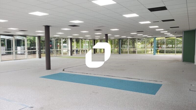 Bureau dans Roissy-en-France à louer - Photo du bâtiment - Image 2 de 28