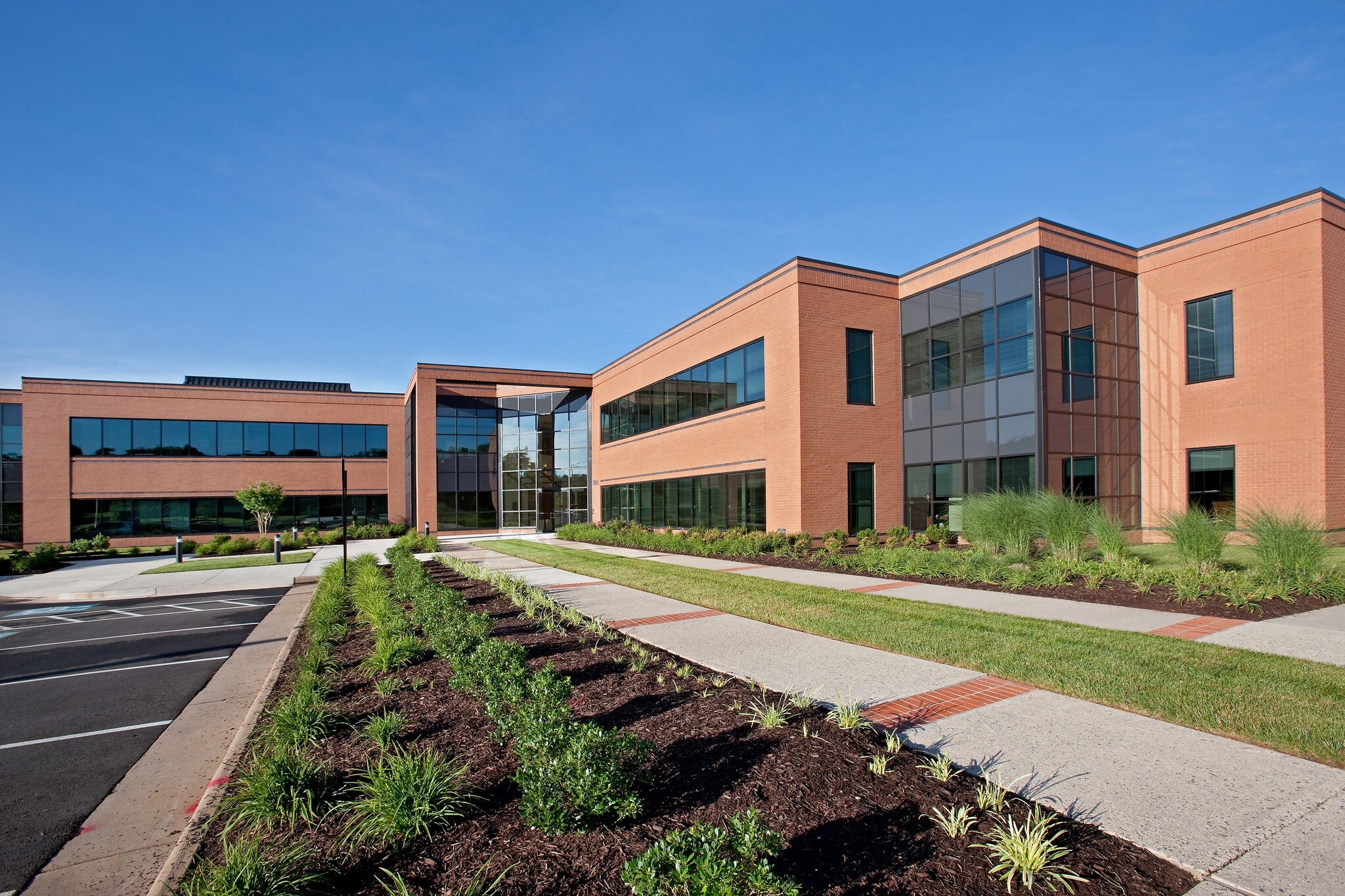 5180 Parkstone Dr, Chantilly, VA for lease Primary Photo- Image 1 of 23