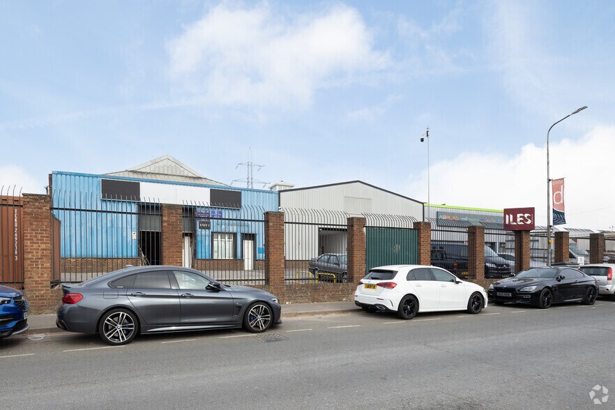 Willow Ln, Mitcham à louer - Photo du bâtiment - Image 2 de 2