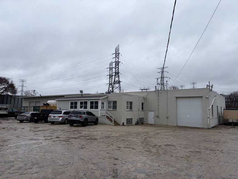 1285 Aurora Avenue Ln, Aurora, IL à louer - Photo du bâtiment - Image 2 de 14