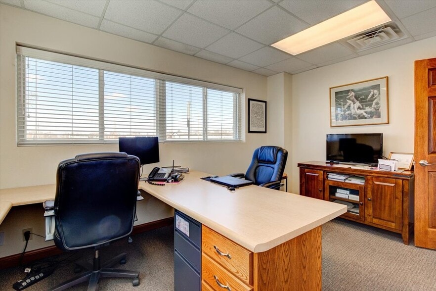 2919 1st Ave SE, Cedar Rapids, IA for sale - Interior Photo - Image 3 of 32