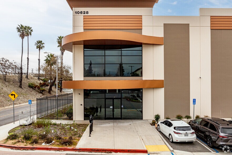 10628 Central Ave, Montclair, CA à louer - Photo du bâtiment - Image 2 de 9