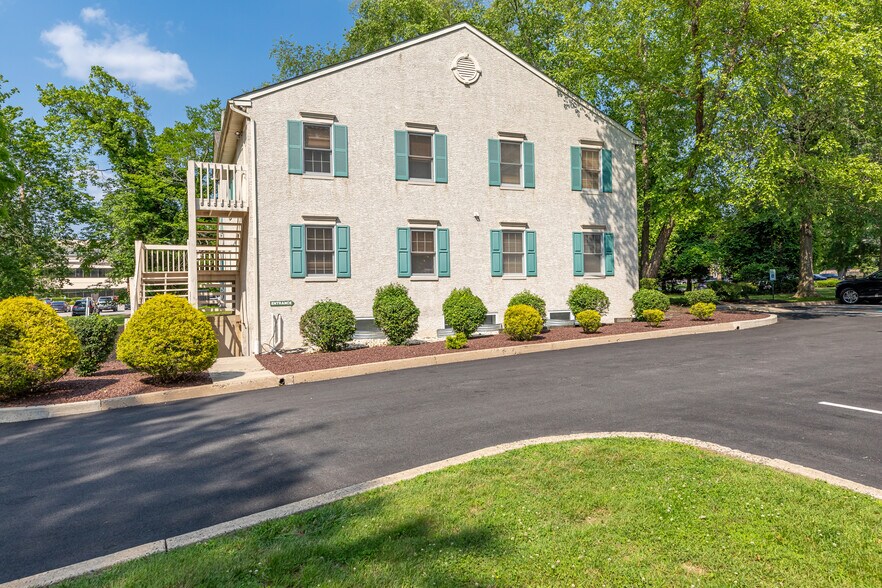 900 Lenmar Dr, Blue Bell, PA à vendre - Photo du bâtiment - Image 1 de 4