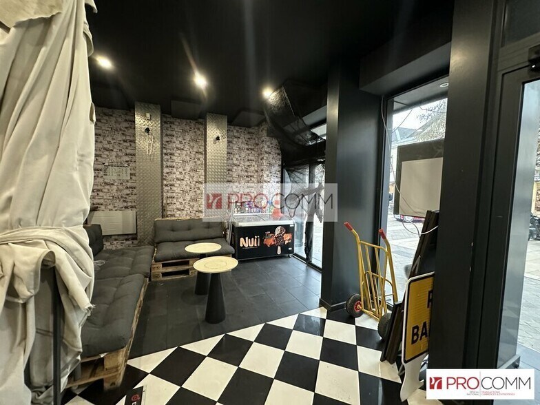 Retail in Chartres for lease - Interior Photo - Image 2 of 4