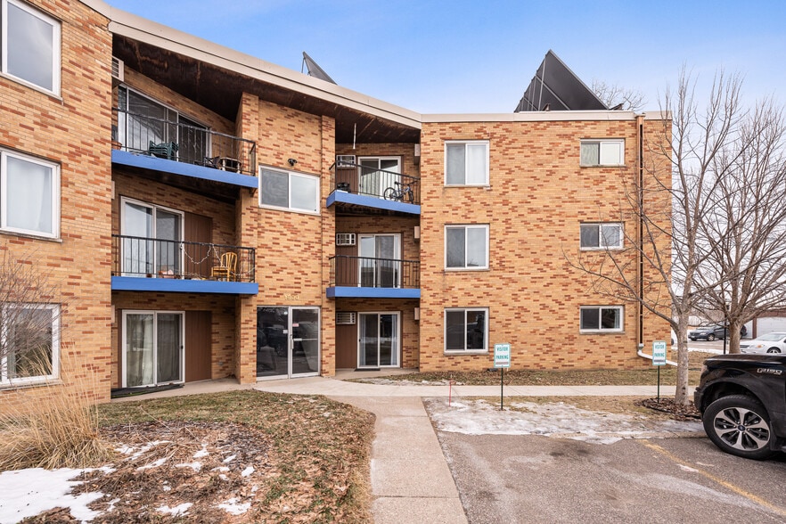 1800 Larpenteur Ave W, Falcon Heights, MN for sale - Building Photo - Image 3 of 23