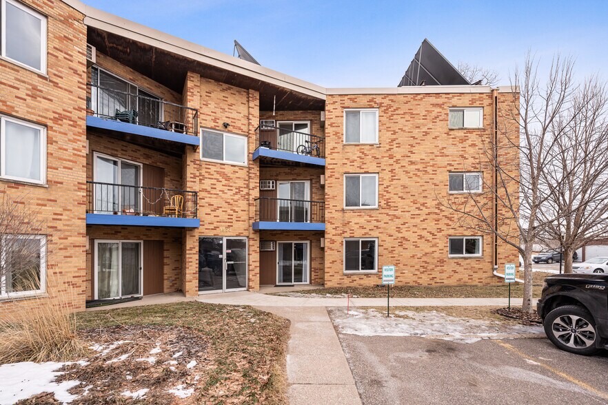 1800 Larpenteur Ave W, Falcon Heights, MN à vendre - Photo du bâtiment - Image 3 de 23